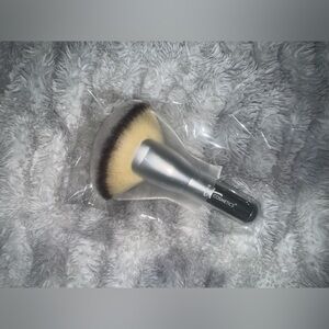 Brand NEW IT COSMETICS Brush